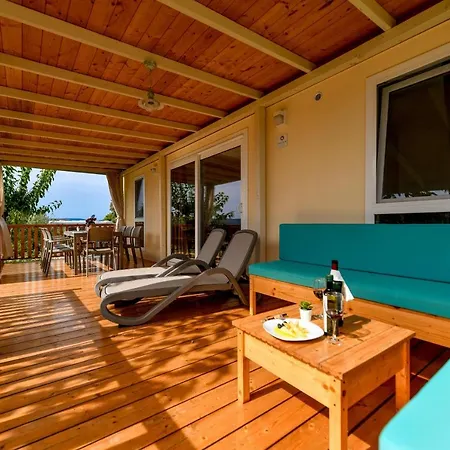 Mobile Homes At ウグリャン