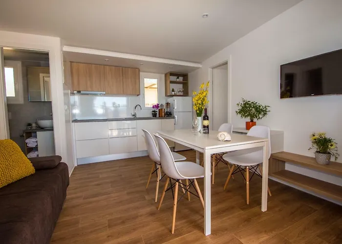 Mobile Homes At 2* Углян